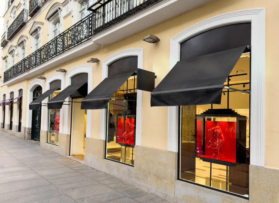 Façade vitrine de magasin en aluminium sur mesure à Petit-Caux